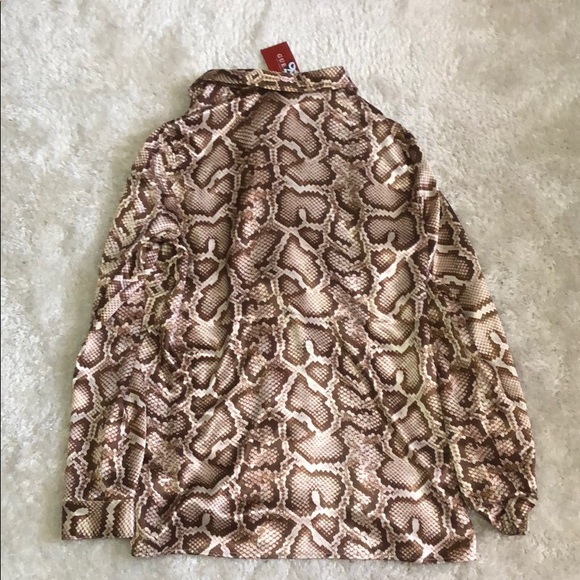 ⚡️GUESS- ANIMAL PRINT SILKY BUTTON UP BLOUSE⚡️ - Picture 2 of 2